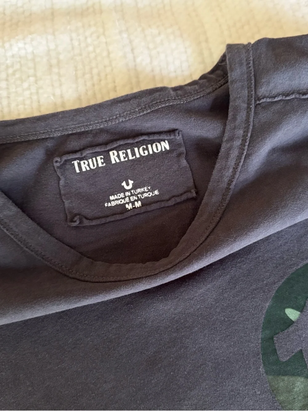 TRUE RELIGION Grey Blue Short Sleeve Tee w Green Camo Logo Mens T-shirt